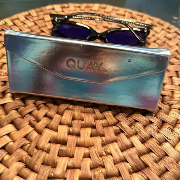 Quay Australia Black Sunglasses W/Hard Case - Picture 6 of 6